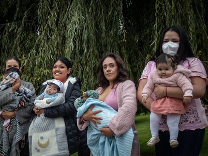 Mujeres participan en evento de lactancia en Ciudad de México.