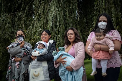 Mujeres participan en evento de lactancia en Ciudad de México.