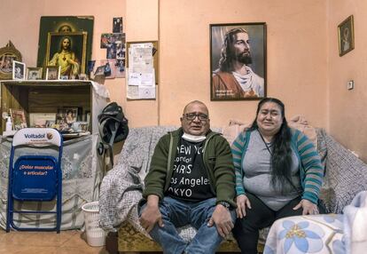 Fabián Acuña y su esposa, Patria Cortés, posan en el salón de su casa de Valencia, después de que este martes se haya pospuesto la orden de desahucio que tenían.
