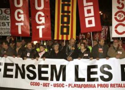 El secretario general de CCOO en Cataluña, Joan Carles Gallego (4d); y el de UGT, Josep M Álvarez (3i), durante una manifestación convocada por CCOO, UGT, USOC y la Plataforma Prou Retallades, en Barcelona en defensa de las pensiones y en contra de los recortes. EFE/Archivo