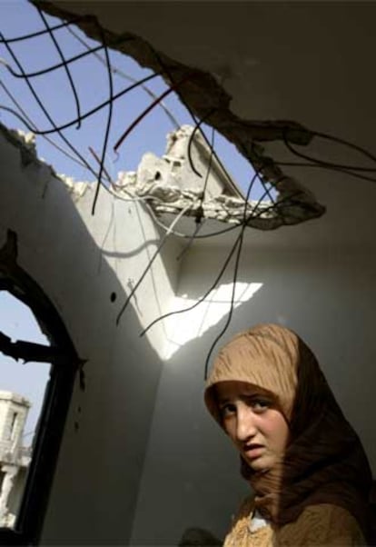 Una libanesa en el salón de su casa, destruida por las bombas israelíes.