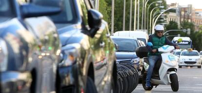 Una motocicleta eléctrica compartida por las calles de Madrid. 