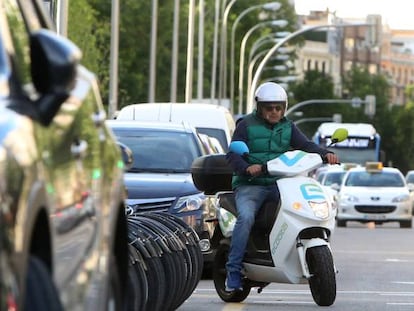 Una motocicleta eléctrica compartida por las calles de Madrid.