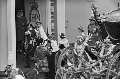 La reina y el príncipe Felipe a su entrada en Westminster para la ceremonia de coronación.  La abadía es el sitio de las coronaciones inglesas y británicas desde la coronación de Harold II en 1066.