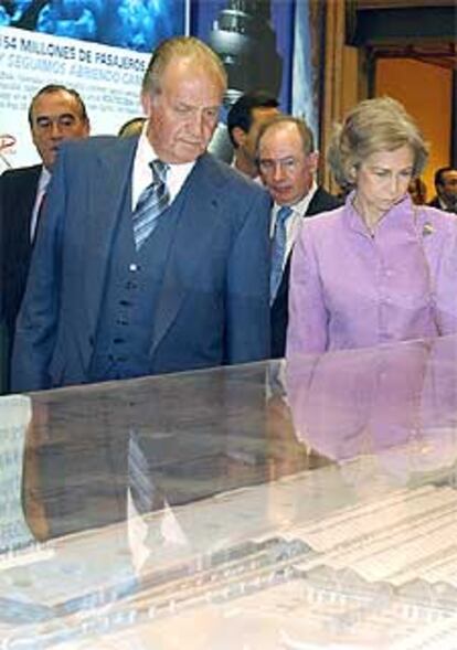 En la imagen, los reyes observan las maquetas para la ampliación de Barajas.