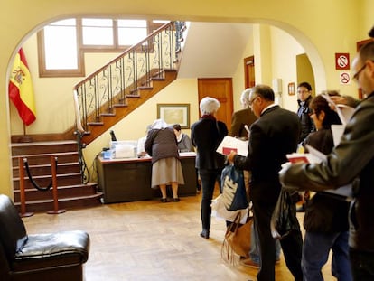 Un grupo de electores hace cola para votar en el consulado general de España en Lima (Perú).