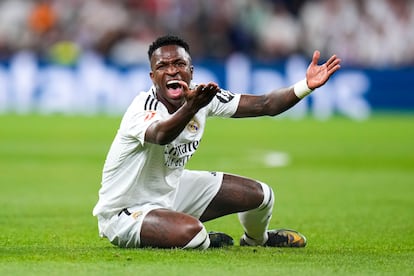 Vinicius Junior, del Real Madrid, reacciona durante un partido de la Liga española de fútbol entre el Real Madrid y el Alavés en el estadio Santiago Bernabéu, el martes 24 de septiembre de 2024.