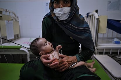 Edi Maa sostiene a su bebé recibiendo tratamiento por desnutrición en un centro de nutrición de Médicos Sin Fronteras (MSF) en Herat (Afganistán) el pasado 22 de noviembre.