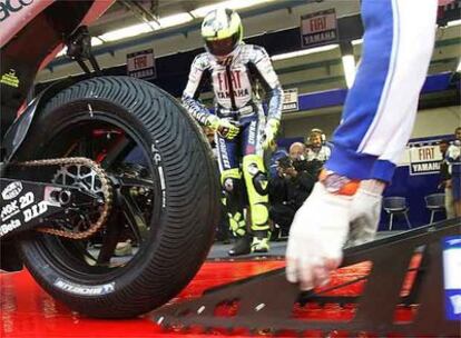 Ni los neumáticos mojados han podido aguantar a Rossi sobre la pista