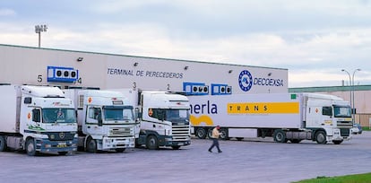 Camiones cargando mercancías en el aeropuerto de Vitoria.