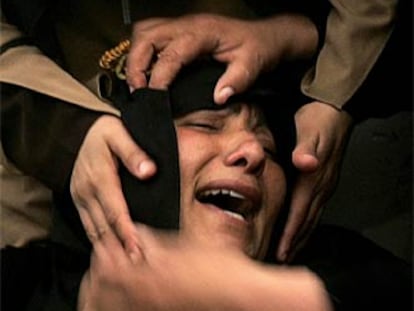 Un mujer de Jan Yunis llora durante el funeral de dos familiares muertos en un ataque israelí.
