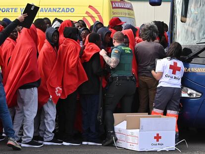 Imagen en La Restinga (El Hierro) de los inmigrantes rescatados el domingo 4 de febrero, a bordo de dos embarcaciones con 90 y 52 personas, por la embarcación de Salvamento Marítimo Salvamar 'Adhara'.