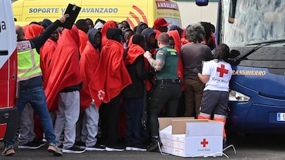Imagen en La Restinga (El Hierro) de los inmigrantes rescatados el domingo 4 de febrero, a bordo de dos embarcaciones con 90 y 52 personas, por la embarcación de Salvamento Marítimo Salvamar 'Adhara'.