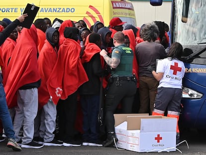 Imagen en La Restinga (El Hierro) de los inmigrantes rescatados el domingo 4 de febrero, a bordo de dos embarcaciones con 90 y 52 personas, por la embarcación de Salvamento Marítimo Salvamar 'Adhara'.