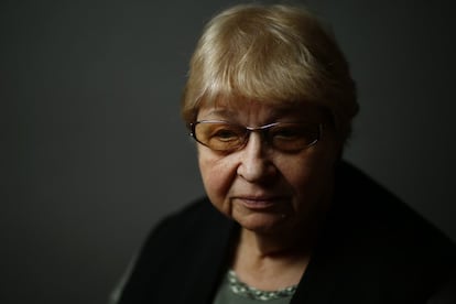 Zofia Wareluk, de 70 años, posa para un retrato en Varsovia el 12 de enero de 2015. Wareluk nació en Auschwitz dos semanas antes de que el campo fuese liberado. Su madre fue enviada a Auschwitz cuando estaba embarazada de cuatro meses.