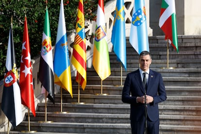 El presidente del Gobierno, Pedro Sánchez, durante la declaración institucional previa a la Conferencia de Presidentes en la escalinata del Palacio de la Magdalena, en Santander, este viernes.