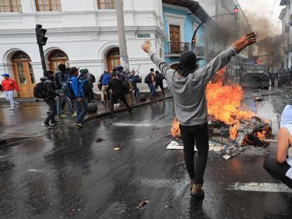 Pie de Foto: Manifestantes se enfrentaban antes de ayer con la Policía durante una jornada de protesta contra las medidas económicas del Gobierno del presidente Lenín Moreno Quito (Ecuador).