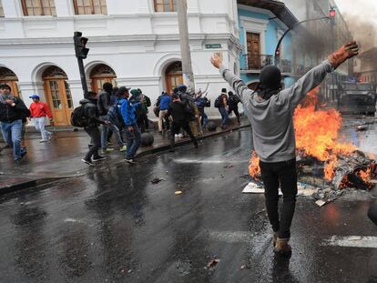 Pie de Foto: Manifestantes se enfrentaban antes de ayer con la Policía durante una jornada de protesta contra las medidas económicas del Gobierno del presidente Lenín Moreno Quito (Ecuador).