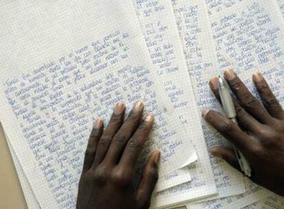 A Jalloh Boboh Mohamed le gusta <i>La isla del tesoro,</i> de Stevenson. Con un simple bolígrafo y unos folios cuadriculados tiene escritas cientos de páginas.