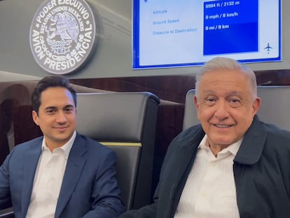 López Obrador y el director de Banobras, Jorge Mendoza, a bordo del avión presidencial tras anunciar su venta, el pasado 20 de abril.