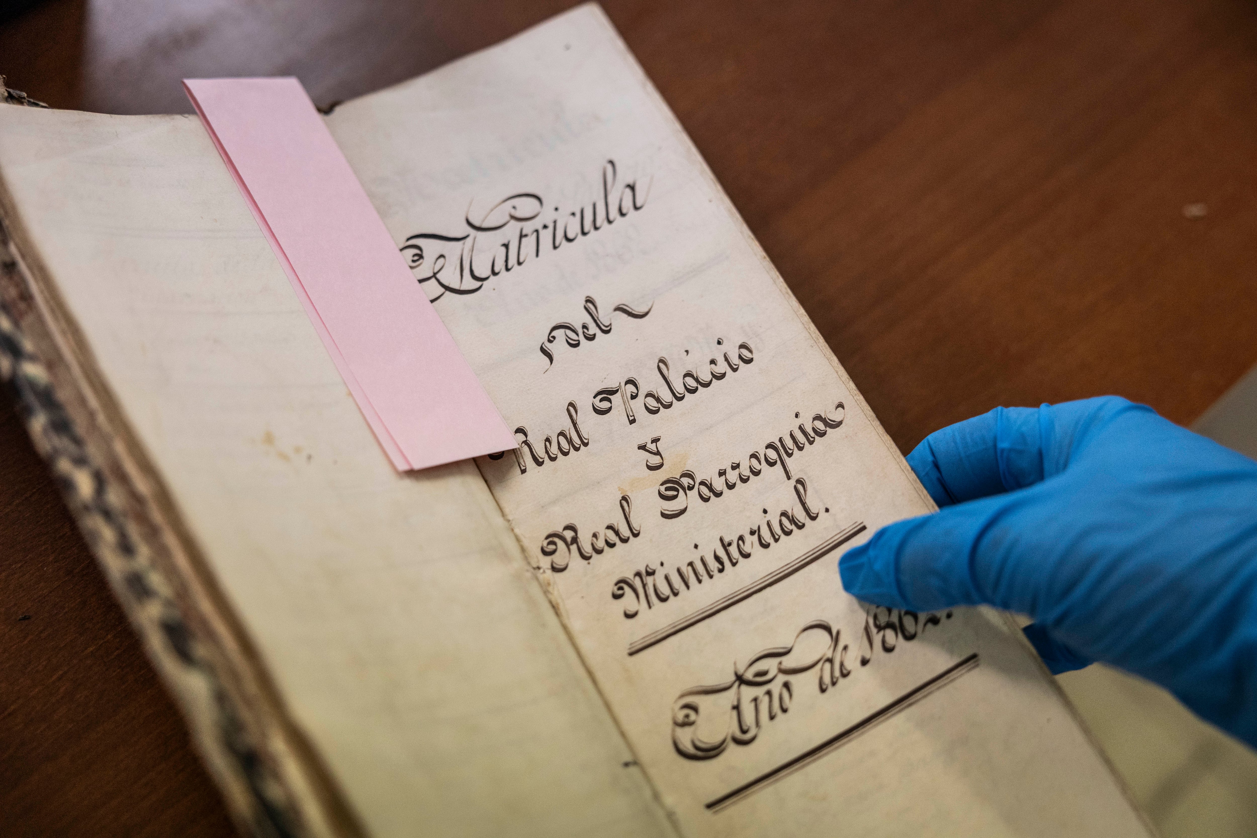 Matrícula del Real Palacio, libro que reunía las personas registradas en palacio, de los años sesenta del siglo XIX.