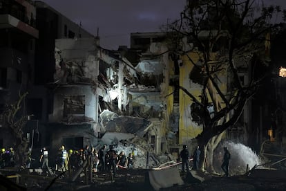 Personal de rescate trabaja en unas viviendas dañadas por el impacto de un misil iraní en Tel Aviv.