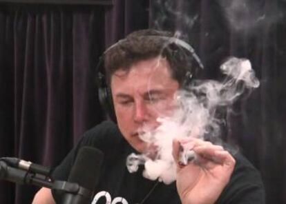 Elon Musk, fumando un porro en el programa del cómico Joe Rogan.