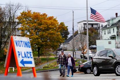 Ciudadanos de Lewiston (Maine) se dirigen a uno de los centros de votación este martes.