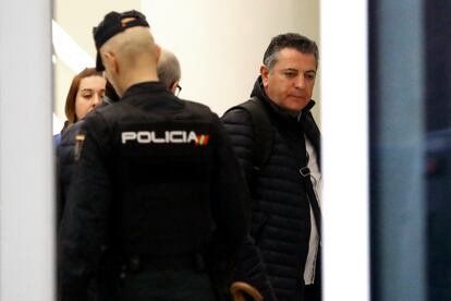 Manuel González Sánchez, formador de maquinistas (a la derecha), llega al tribunal para testificar durante el juicio por el accidente del tren Alvia, este jueves, en Santiago de Compostela.