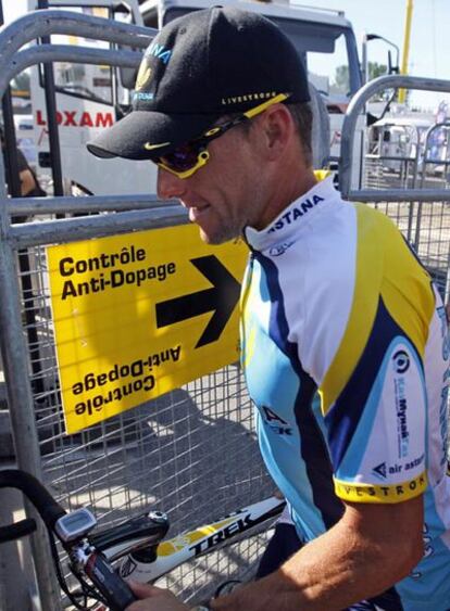 Lance Armstrong sale de un control antidopaje en el Tour.