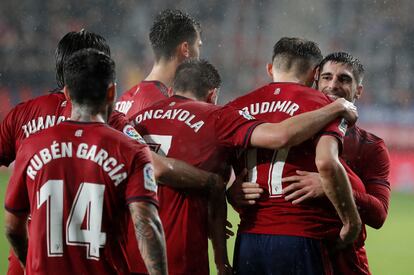 Ante Budimir celebra el primer gol del Osasuna ante el Cádiz junto a sus compañeros.