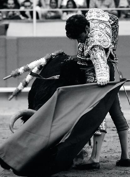 José Tomás no estará este año ni en Sevilla ni en Madrid. Su apoderado asegura que no se le ha querido contratar porque ha sido un factor desestabilizante de un sistema controlado por intereses espurios (Fotografía incluida en "Serenata de una amanecer", editorial Lunwerg).