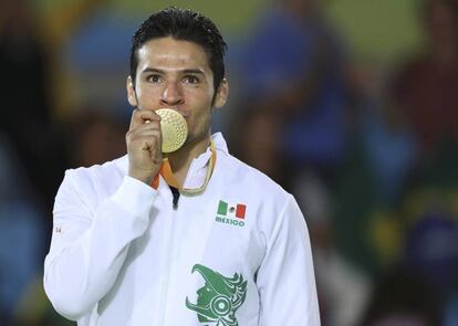 El mexicano Eduardo Ávila besa su presea dorada