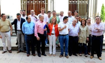 Los opositores a Cascos, con el alcalde de Oviedo con la chaqueta al brazo en el centro, el jueves en el restaurante Tizon.