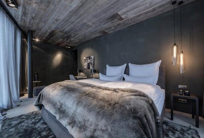 Una de las 79 habitaciones del hotel Zhero-Ischgl/Kappl, situado a 1.258 metros de altura a cuatro kilómetros de las pistas de la estación de invierno de Ischgl.