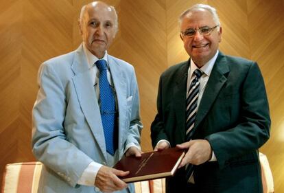 Santiago Grisolía entregA a Juan Cotino la memoria del Consell Valencià de Cultura.