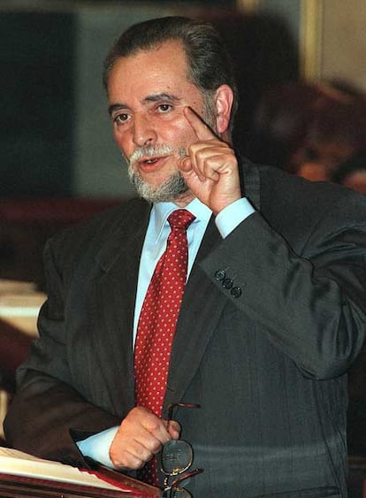 Julio Anguita, en el Congreso de los Diputados en 1999.