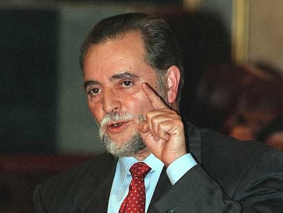 Julio Anguita, en el Congreso de los Diputados en 1999.