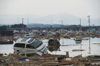 Vista de los alrededores de Sendai tres días después del devastador terremoto.