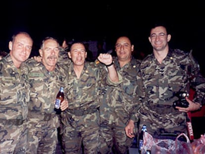 De izquierda a derecha, el comandante José Antonio Fernández, el teniente coronel José Ramón Solar, el comandante Felipe Perla, el capitán José María Muñoz y el comandante Antonio Novo, durante la escala en Manás, la última antes del accidente.