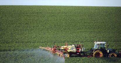 Un agricultor fumiga con fertilizantes sus terrenos en Trebons-sur-la-Grasse, al sur de Francia, el pasado abril.