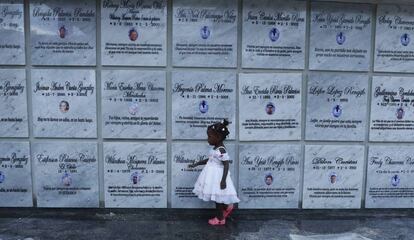 Una niña camina por el mausoleo dedicado a las víctimas de la masacre de Bojayá.