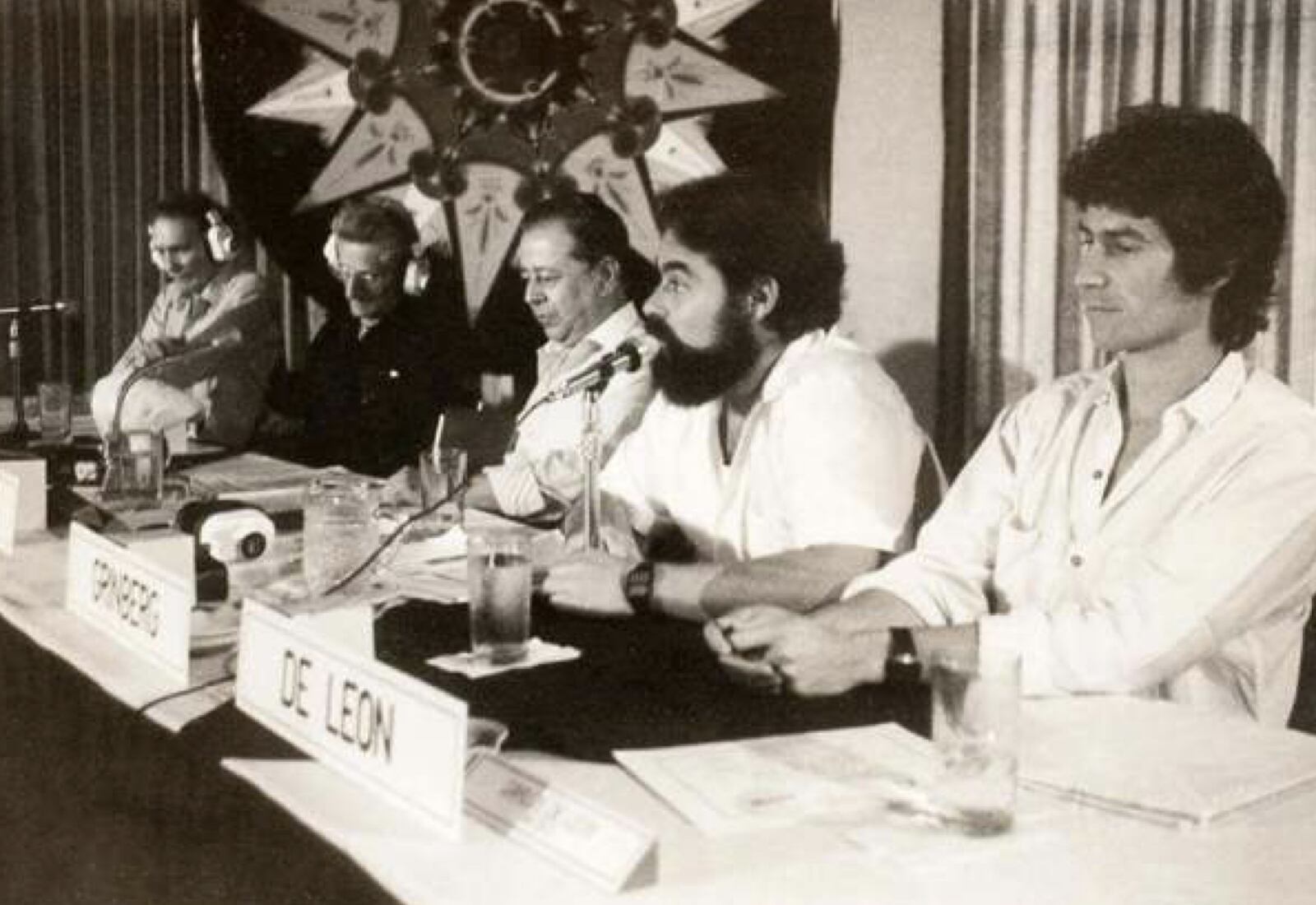 Jacobo Grinberg, al centro, durante una charla en los años ochenta.