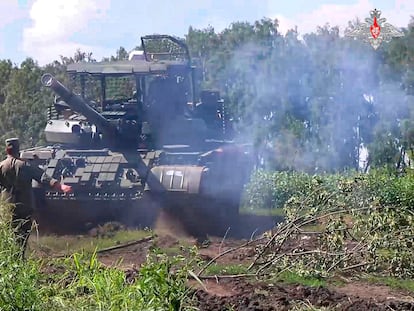 Un tanque ruso en un la región de Kursk, desplegado después de que el ejército ucranio realizase una incursión en este territorio, en un fotograma de un vídeo publicado por el Ministerio de Defensa ruso, el sábado 10 de agosto de 2024,