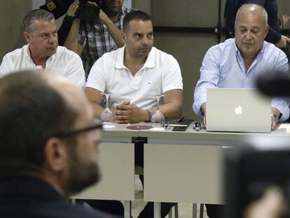 El responsable de Coordinadora, Antolín Goya (tercero por la izquierda), frente al director gerente de la patronal Anesco, Pedro García (de espaldas), durante la reunión de esta mañana en Madrid.