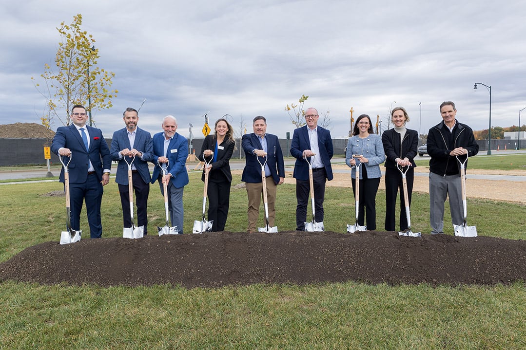 Directivos de Turner y de Vantage en el acto de colocación de la primera piedra del nuevo campus de centros de datos de New Albany (Ohio, EE UU).