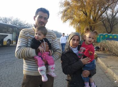 Masoud e Iman, con sus hijas Rosine y Aileen, en el norte de Serbia, antes de coger el tren que les llevar&iacute;a a Croacia. 