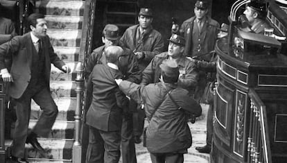 El presidente Adolfo Suárez increpa a los guardias civiles que zarandean al vicepresidente Manuel Gutiérrez Mellado. 