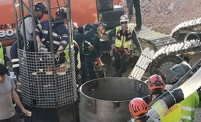 La primera pareja del equipo de mineros que realizará la excavación de una galería que permita llegar hasta Julen, en la cápsula momentos antes de emprender la bajada en la tarde de este jueves.