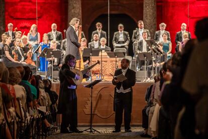 El tenor Mark Dobell y el tiorbista David Kelly durante la interpretación de 'Nigra sum' en el Palacio de Carlos V.